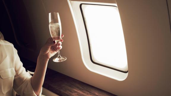 Se ascolti Madonna il dessert servito in aereo ti sembrerà più buono... L'incredibile playlist per rendere più appetitosi i pasti in aereo