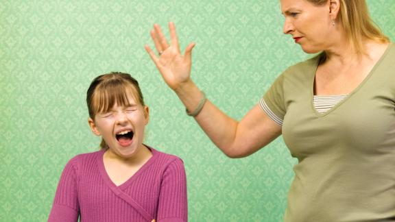 Ceffoni e sculacciate per educare: cosa ne pensano gli psicologi?