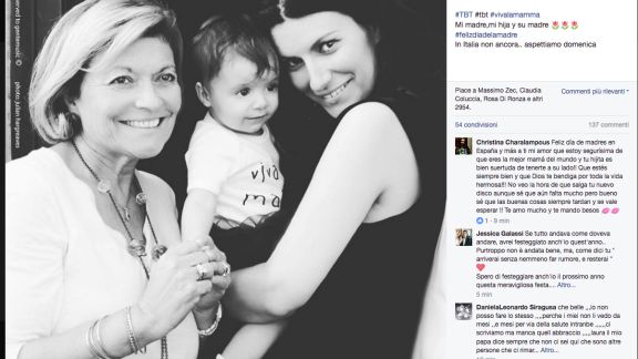 Festa della mamma: la dolcissima foto di Laura Pausini
