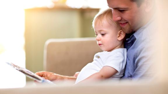 Papà sempre presenti? I bambini sono più intelligenti. Parola di scienza 