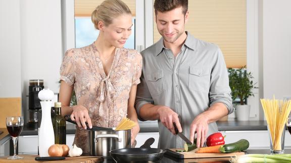 Italiani in cucina: passiamo ai fornelli un'ora e mezza al giorno