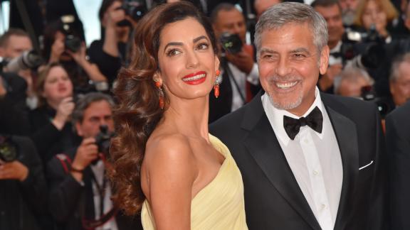 George Clooney e Amal tornano sul Lago di Como con una compagnia... numerosa