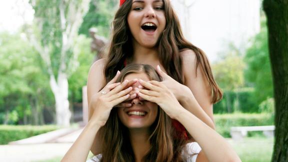Per essere felici sono più importanti gli amici della famiglia: la ricerca