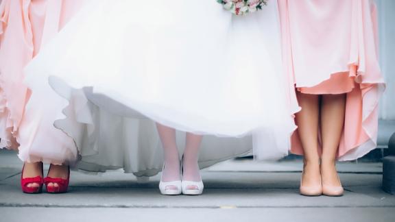 Lo sposo non si presenta all'altare. E la sposa...  festeggia con gli ospiti al ristorante!