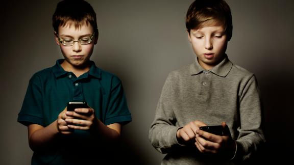 Colorado, i genitori vogliono vietare gli smartphone ai minori di 13 anni