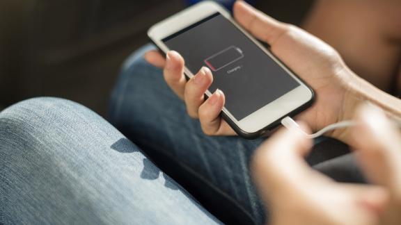 Nel futuro caricheremo gli smartphone solo 4 volte l'anno