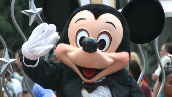 Per quale motivo Topolino porta i guanti?