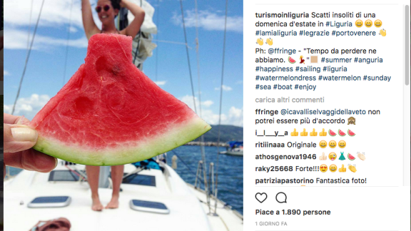 E oggi... mi vesto d'anguria: l'incredibile mania scoppiata in rete