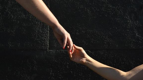 Ilaria, la bimba orfana che è stata adottata dal suo paese