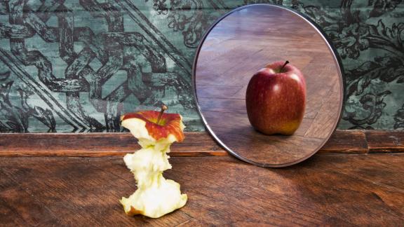 Mangiare davanti ad uno specchio? Migliora il cibo e l'umore