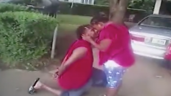 Chiede alla fidanzata di sposarlo, mentre la polizia lo sta arrestando