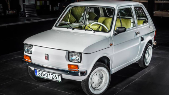 Tom Hanks e Fiat 126, un amore a prima vista. Ecco il regalo di una fabbrica polacca all'attore