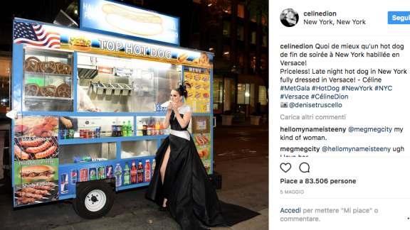 Lezioni di stile: Celine Dion mostra come è possibile essere chic anche mangiando un panino in strada!