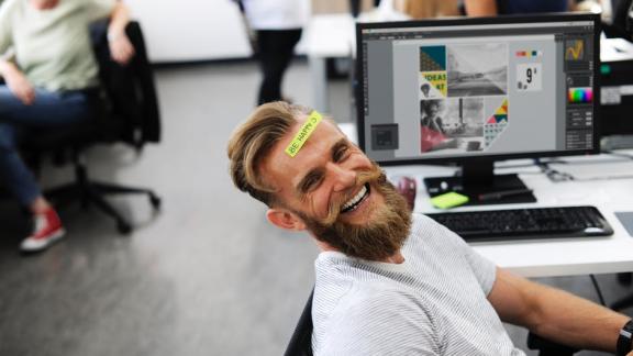 La "stupidità" a lavoro può aiutare a fare carriera. Ma attenzione, solo all'inizio!