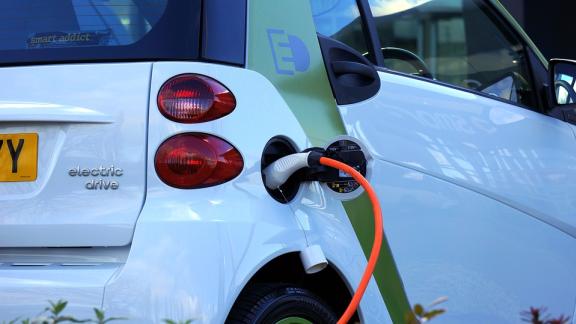 Addio alle auto a diesel e benzina: dal 2040 spazio ai veicoli elettrici 