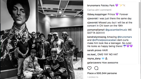 Bruno Mars in visita alla casa di Prince