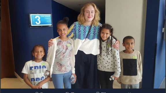 Adele invita al cinema i piccoli sopravvissuti all'incendio della Grenfell Tower