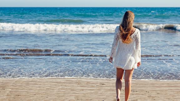 Esiste una spiaggia dove la sabbia non è mai bollente. Ecco dove si trova