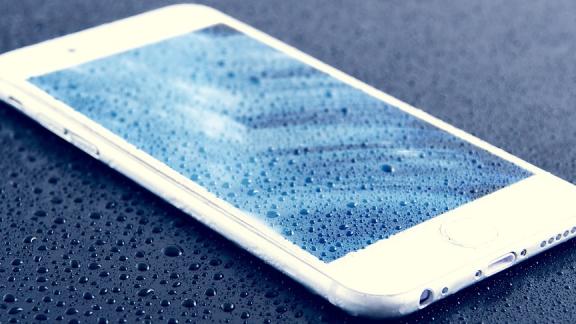 Smartphone in acqua? Ecco come comportarsi