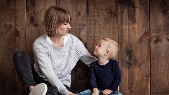 Il rispetto per le donne si "impara" da bambini. Ecco 4 regole da seguire
