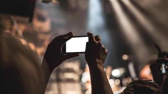 Fotografare (e riprendere) la nostra vita di continuo ci aiuta davvero a ricordarla?