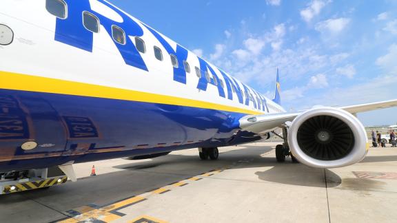 Solo un bagaglio a mano sui voli: cambia la policy di Rayanair