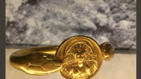 Tutti a bocca aperta di fronte al bracciale ritrovato a Pompei