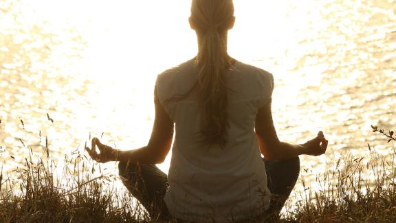 Yoga: è boom di corsi e appassionati. Ma rende davvero una persona migliore?