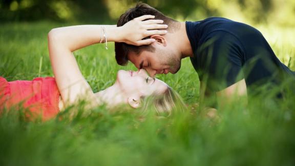 La fedeltà in amore? È solo per le persone intelligenti, lo spiega la scienza