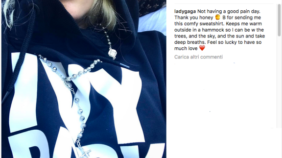 Lady Gaga non sta ancora bene. E Beyoncé le regala una felpa