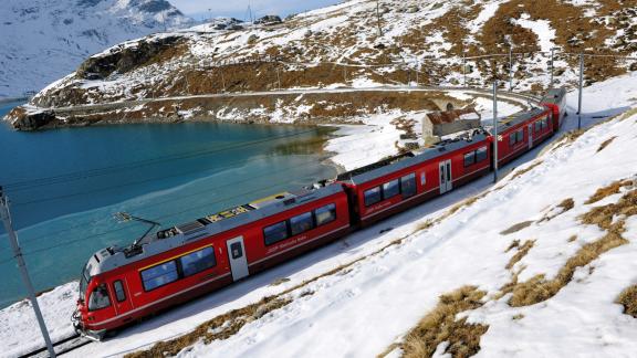 Un viaggio mozzafiato su un trenino che è Patrimonio Mondiale dell’Umanità 