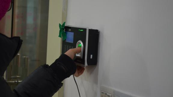 Lettori di impronte digitali per stanare i “furbetti del cartellino”