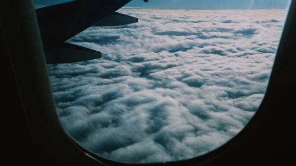 Il bimbo piange in aereo: a cullarlo ci pensa la hostess