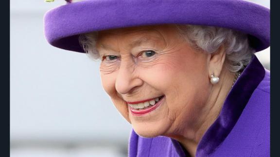 La Regina Elisabetta e il suo stile senza età: sapevate che sceglie personalmente i tessuti dei suoi abiti?