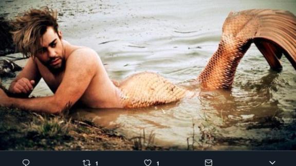 Ecco l’uomo-sirenetto: per il suo costume ha speso 1.300 euro!