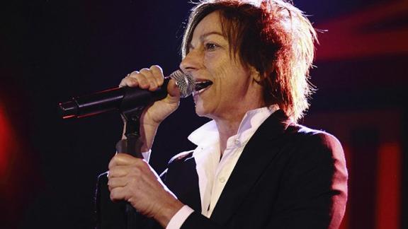 Gianna Nannini cade dal palco durante un live: concerto sospeso