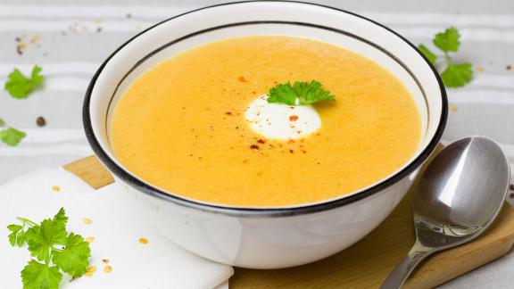 Dieta del brodo di carne: ecco la nuova moda che impazza (anche) tra le star