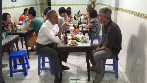 Anthony Bourdain: gli U2 gli dedicano Stuck in a Moment You Can't Get Out Of