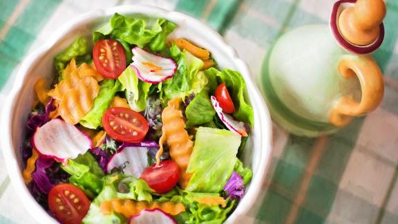 Via l'uovo sodo dall'emoji dell'insalata.