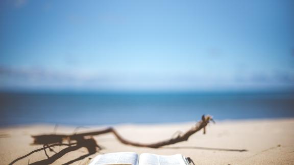 10 capolavori da leggere sotto l’ombrellone