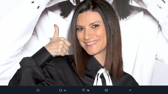 Laura Pausini e quella volta che un uomo suonò al campanello dicendo: «Sono il tuo regalo di compleanno»