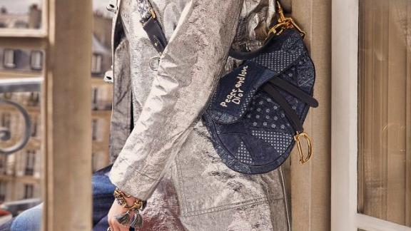 La Saddle bag di Dior si rinnova, la storia di una borsa cult