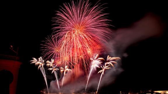 I fuochi d’artificio dell’Italia accendono il cielo di Monte Carlo