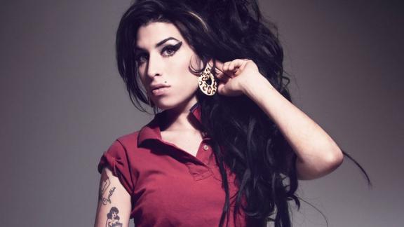 7 anni fa ci lasciava Amy Winehouse, 7 curiosità per ricordare la cantante londinese