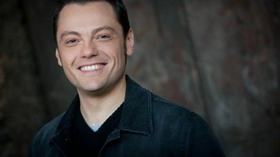 Tiziano Ferro canta ma… nessuno lo riconosce!