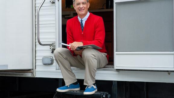 Tom Hanks interpreta Mister Rogers, la prima foto dal set
