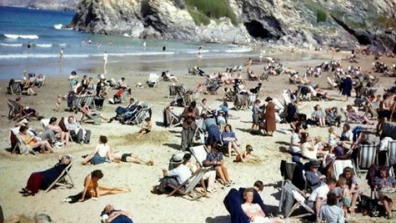 Cosa ci fa un uomo con lo smartphone in una foto del 1943?