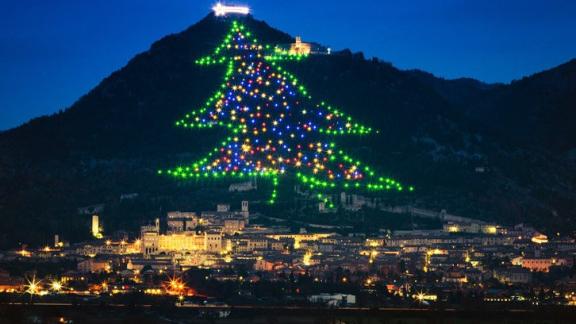 L’albero di Natale più grande del mondo? Si trova a Gubbio!