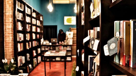 Il libro giusto per ogni stato d’animo: ecco la “Piccola farmacia letteraria” di Firenze