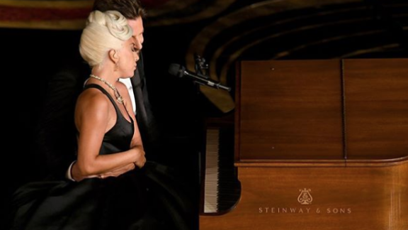 Vittima di uno scherzo, canta "Shallow" di Lady Gaga divinamente. E i social impazziscono